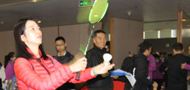 全国大学生羽毛球女子单打双打冠军，现北京市大学羽毛球总教练欧阳泽蔓在试打羽毛球