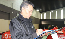 北京大体协主席，专家组成员郝光安教授为参评羽毛球打分